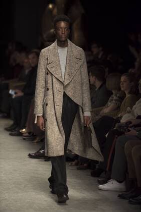 London Fashion Week: Burberry Fashion Show AW17 Burberry s fashion show for London Fashion Week AW17. The shoe took place at Burberry Makers House as part of the project in collaboration with the Henry Moore foundation.  AlbertoxPezzali