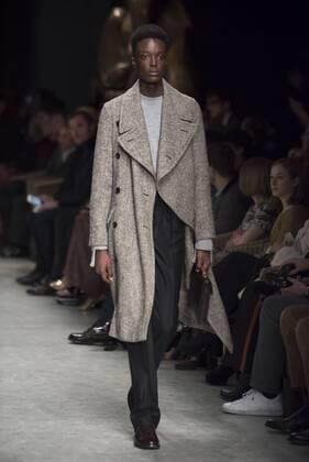 London Fashion Week: Burberry Fashion Show AW17 Burberry s fashion show for London Fashion Week AW17. The shoe took place at Burberry Makers House as part of the project in collaboration with the Henry Moore foundation.  AlbertoxPezzali