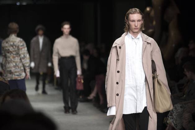 London Fashion Week: Burberry Fashion Show AW17 Burberry s fashion show for London Fashion Week AW17. The shoe took place at Burberry Makers House as part of the project in collaboration with the Henry Moore foundation.  AlbertoxPezzali
