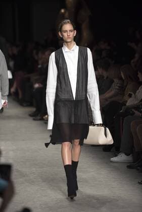 London Fashion Week: Burberry Fashion Show AW17 Burberry s fashion show for London Fashion Week AW17. The shoe took place at Burberry Makers House as part of the project in collaboration with the Henry Moore foundation.  AlbertoxPezzali