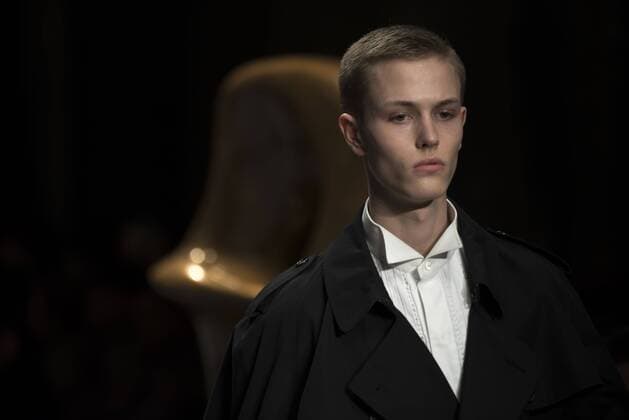 London Fashion Week: Burberry Fashion Show AW17 Burberry s fashion show for London Fashion Week AW17. The shoe took place at Burberry Makers House as part of the project in collaboration with the Henry Moore foundation.  AlbertoxPezzali