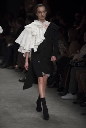 London Fashion Week: Burberry Fashion Show AW17 Burberry s fashion show for London Fashion Week AW17. The shoe took place at Burberry Makers House as part of the project in collaboration with the Henry Moore foundation.  AlbertoxPezzali