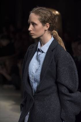 London Fashion Week: Burberry Fashion Show AW17 Burberry s fashion show for London Fashion Week AW17. The shoe took place at Burberry Makers House as part of the project in collaboration with the Henry Moore foundation.  AlbertoxPezzali