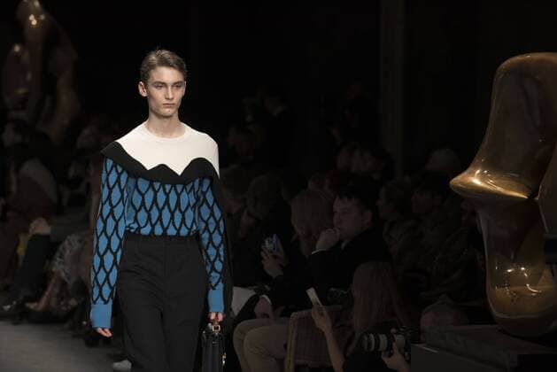 London Fashion Week: Burberry Fashion Show AW17 Burberry s fashion show for London Fashion Week AW17. The shoe took place at Burberry Makers House as part of the project in collaboration with the Henry Moore foundation.  AlbertoxPezzali