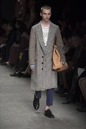 London Fashion Week: Burberry Fashion Show AW17 Burberry s fashion show for London Fashion Week AW17. The shoe took place at Burberry Makers House as part of the project in collaboration with the Henry Moore foundation.  AlbertoxPezzali