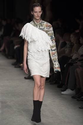 London Fashion Week: Burberry Fashion Show AW17 Burberry s fashion show for London Fashion Week AW17. The shoe took place at Burberry Makers House as part of the project in collaboration with the Henry Moore foundation.  AlbertoxPezzali
