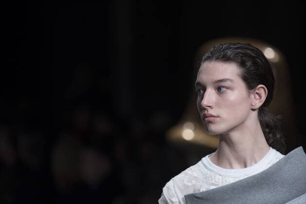 London Fashion Week: Burberry Fashion Show AW17 Burberry s fashion show for London Fashion Week AW17. The shoe took place at Burberry Makers House as part of the project in collaboration with the Henry Moore foundation.  AlbertoxPezzali