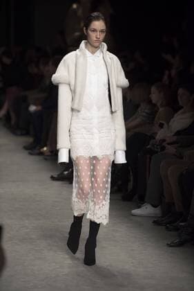London Fashion Week: Burberry Fashion Show AW17 Burberry s fashion show for London Fashion Week AW17. The shoe took place at Burberry Makers House as part of the project in collaboration with the Henry Moore foundation.  AlbertoxPezzali