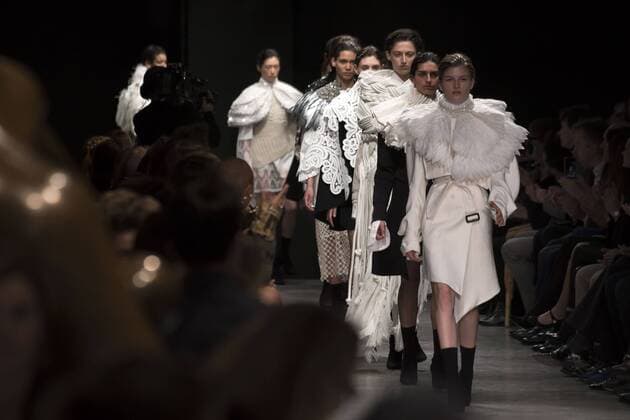 London Fashion Week: Burberry Fashion Show AW17 Burberry s fashion show for London Fashion Week AW17. The shoe took place at Burberry Makers House as part of the project in collaboration with the Henry Moore foundation.  AlbertoxPezzali