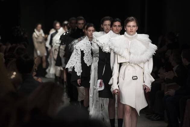 London Fashion Week: Burberry Fashion Show AW17 Burberry s fashion show for London Fashion Week AW17. The shoe took place at Burberry Makers House as part of the project in collaboration with the Henry Moore foundation.  AlbertoxPezzali