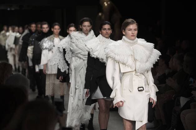London Fashion Week: Burberry Fashion Show AW17 Burberry s fashion show for London Fashion Week AW17. The shoe took place at Burberry Makers House as part of the project in collaboration with the Henry Moore foundation.  AlbertoxPezzali