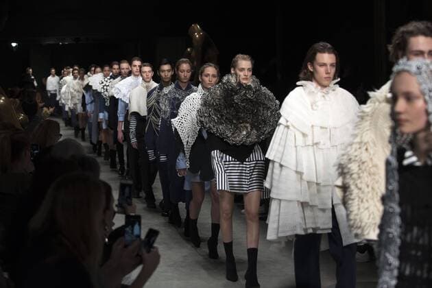 London Fashion Week: Burberry Fashion Show AW17 Burberry s fashion show for London Fashion Week AW17. The shoe took place at Burberry Makers House as part of the project in collaboration with the Henry Moore foundation.  AlbertoxPezzali