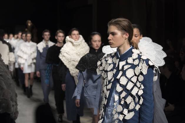 London Fashion Week: Burberry Fashion Show AW17 Burberry s fashion show for London Fashion Week AW17. The shoe took place at Burberry Makers House as part of the project in collaboration with the Henry Moore foundation.  AlbertoxPezzali