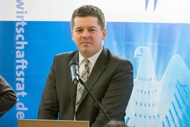 4. Digitalisierungskonferenz - Herausforderung Wirtschaft 4.0 - Chancen, Pflichten, Risiken?! Referenten sind u.a. Sven Schulze ( Mitglied des Europäischen Parlaments für Sachsen-Anhalt (CDU), Mitglied des Landes- und Bundesvorstandes der MIT und Generalsekretär der CDU Sachsen-Anhalt ) Thomas Wünsch ( Staatssekretär, Ministerium für Wirtschaft, Wissenschaft und Digitalisierung ) und Sirko Scheffler ( Landesvorstandsmitglied und Vorsitzender der LFK Internet und Digitale Wirtschaft, Wirtschaftsrat Sachsen-Anhalt und Geschäftsführer, brain-SCC GmbH, Merseburg ) im Bild: Sven Schulze ( Mitglied des Europäischen Parlaments für Sachsen-Anhalt (CDU), Mitglied des Landes- und Bundesvorstandes der MIT und Generalsekretär der CDU Sachsen-Anhalt ) Halle Saale 21.02.2017 Händelhalle