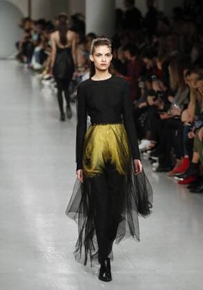 (170221) -- LONDON, Feb. 21, 2017 -- A model presents a creation at the EMILIO DE LA MORENA show during London Fashion Week in London, Britain on Feb. 21, 2017. ) (gl) BRITAIN-LONDON-FASHION WEEK-EMILIO DE LA MORENA HanxYan 