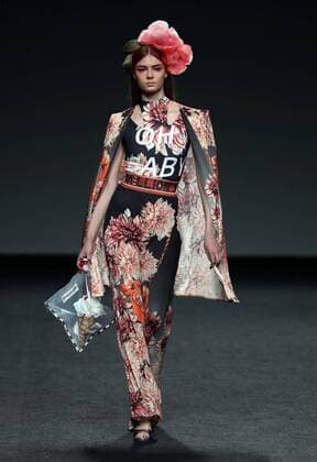 Bilder des Tages A model takes to the catwalk with a creation of the Fall Winter 2017 collection of the Spanish label Amai Rodriguez at the Mercedes-Benz Fashion Week Madrid (MBFWM) held at the IFEMA Congress and Events center in Madrid, 21 February 2017. THE MBFWM runs from 16 to 21 February. MADRID FASHION WEEK !ACHTUNG: NUR REDAKTIONELLE NUTZUNG!  Copyright: xJJGuillenx GRA447 20170221-636232944094083572