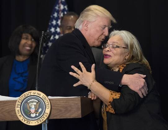 Bilder des Tages President Donald Trump hugs Alveda King, niece of Martin Luther King Jr., as he delivers remarks after touring the Smithsonian National Museum of African American History & Culture in Washington, D.C. on February 21, 2017.  WAP20170221319 KEVINxDIETSCH