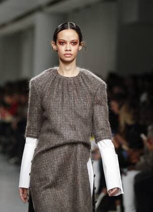 A model presents a creation of J. JS Lee during the London Fashion Week in London, Britain, on Feb. 21, 2017. ) BRITAIN-LONDON-FASHION WEEK-J. JS LEE HanxYan 