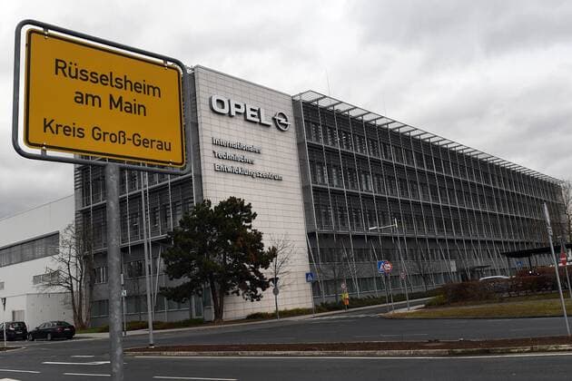 22.02.2017, xjhx, News Opel Hauptquartier Ruesselsheim, deloka, v.l. Opel Zentrale in Ruesselsheim Rüsselsheim am Main Ortseingangsschild Ortseingang Internationales Technisches Entwicklungszentrum News Opel Zentrale Hauptquartier Ruesselsheim