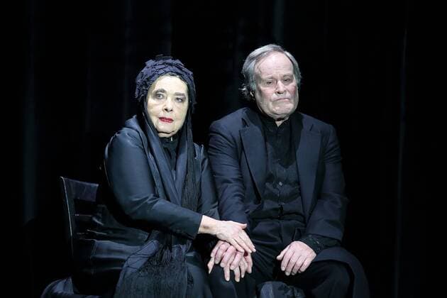 Gabriele Heinz und Markwart Müller-Elmau während der Fotoprobe für das Stück Gespenster im Deutschen Theater Berlin. Premiere ist am 24. Februar 2017. Nach August Strindberg, Henrik Ibsen und Heinrich Heine. Regie und Bühne Sebastian Hartmann. Kostüme Adriana Braga Peretzki. Deutsches Theater Berlin Gespenster