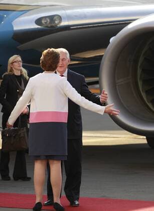 US Ambassador to Mexico Roberta Jacobson (L) welcomes US Secretary of State Rex Tillerson in Mexico City, Mexico, 22 February 2017. Tillerson arrived at the capital with National Security Secretary John Kelly in order to meet authorities of the country and forge a constructive relation . US STATE SECRETARY REX TILLERSON ARRIVES IN MEXICO !ACHTUNG: NUR REDAKTIONELLE NUTZUNG!  Copyright: xMarioxGuzmánx MEX001 20170223-636234086413687107