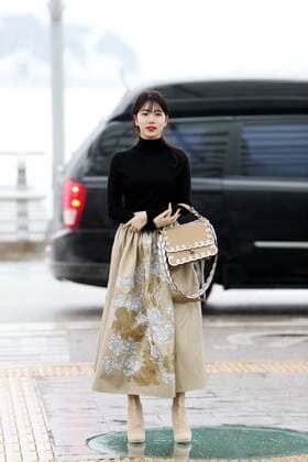 SEOUL, SOUTH KOREA - FEBRUARY 22: South Korean singer and actress Suzy Bae arrives at Incheon International Airport and sets out for Milan Fashion Week Fall Winter 2017 18 on February 22, 2017 in Seoul, South Korea.  Copyright: xVCGx CFP500441826