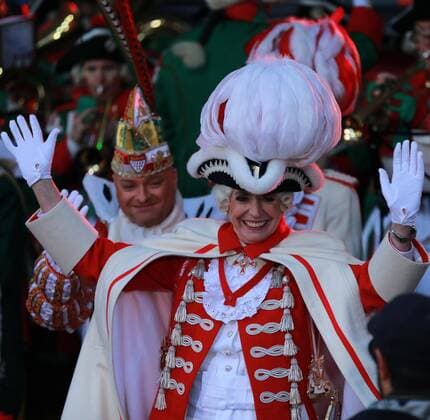 Bilder des Tages Weiberfastnacht in Köln Cologne Mayor Henriette Reker inaugurates the start of the street carnival in Cologne, Germany, Feb. 23, 2017. The week-long street festival kicked off on Thursday. ) (zw) GERMANY-COLOGNE-CARNIVAL LuoxHuanhuan 