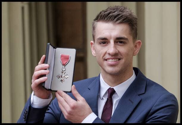 Verleihung von Ritterorden in London . 23 02 2017. London, United Kingdom. Investitures. Buckingham Palace. Gymnast Max Whitlock after the Queen s investitures at Buckingham Palace  xi-Imagesx xPoolx IIM-14494-0022