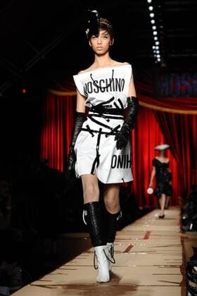 Mailand Fashion Week - Moschino Modenschau Milan woman s Fashion Week Fall Winter 2017 2018. Milano Moda donna , autunno inverno 2017 2018 . Moschino fashion Show  Copyright: xSickix xIPAx xFotosickix