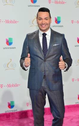 US singer Victor Manuelle poses as he arrives at Lo Nuestro Latin Music Awards at the American Airlines Arena in Miami, Florida, Unied States, 23 February 2017. LO NUESTRO LATIN MUSIC AWARDS !ACHTUNG: NUR REDAKTIONELLE NUTZUNG!  Copyright: xGIORGIOxVIERAx MIA001 20170224-636235020832440451