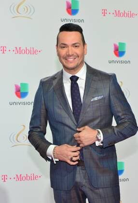 US singer Victor Manuelle poses as he arrives at Lo Nuestro Latin Music Awards at the American Airlines Arena in Miami, Florida, Unied States, 23 February 2017. LO NUESTRO LATIN MUSIC AWARDS !ACHTUNG: NUR REDAKTIONELLE NUTZUNG!  Copyright: xGIORGIOxVIERAx MIA001 20170224-636235022092904291