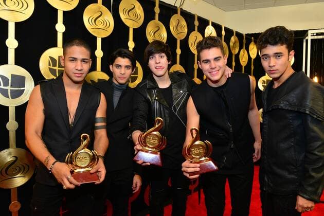 Members of the Banda CNCO pose with their trophies at Lo Nuestro Latin Music Awards at the American Airlines Arena in Miami, Florida, Unied States, 23 February 2017. LO NUESTRO LATIN MUSIC AWARDS !ACHTUNG: NUR REDAKTIONELLE NUTZUNG!  Copyright: xGIORGIOxVIERAx MIA001 20170224-636235090359443480