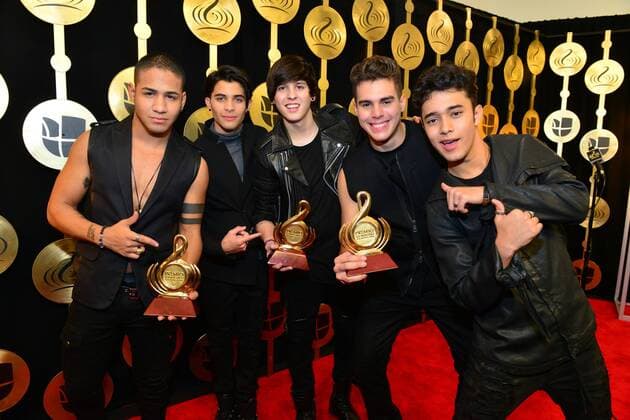 Members of the Banda CNCO pose with their trophies at Lo Nuestro Latin Music Awards at the American Airlines Arena in Miami, Florida, Unied States, 23 February 2017. LO NUESTRO LATIN MUSIC AWARDS !ACHTUNG: NUR REDAKTIONELLE NUTZUNG!  Copyright: xGIORGIOxVIERAx MIA001 20170224-636235090373171304
