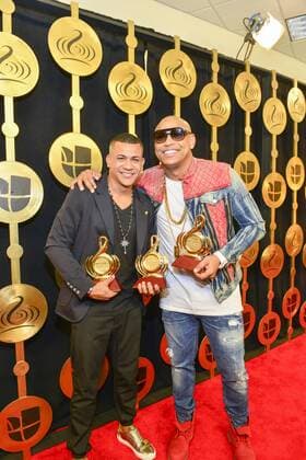 Members of the Banda Gente de Zona pose with their trophies at Lo Nuestro Latin Music Awards at the American Airlines Arena in Miami, Florida, Unied States, 23 February 2017. LO NUESTRO LATIN MUSIC AWARDS !ACHTUNG: NUR REDAKTIONELLE NUTZUNG!  Copyright: xGIORGIOxVIERAx MIA001 20170224-636235097223511478