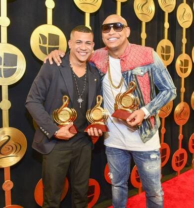 Members of the Banda Gente de Zona pose with their trophies at Lo Nuestro Latin Music Awards at the American Airlines Arena in Miami, Florida, Unied States, 23 February 2017. LO NUESTRO LATIN MUSIC AWARDS !ACHTUNG: NUR REDAKTIONELLE NUTZUNG!  Copyright: xGIORGIOxVIERAx MIA001 20170224-636235097920198546