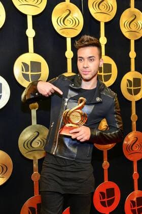 Prince Roy poses with his trophy at Lo Nuestro Latin Music Awards at the American Airlines Arena in Miami, Florida, Unied States, 23 February 2017. LO NUESTRO LATIN MUSIC AWARDS !ACHTUNG: NUR REDAKTIONELLE NUTZUNG!  Copyright: xGIORGIOxVIERAx MIA001 20170224-636235097962786000