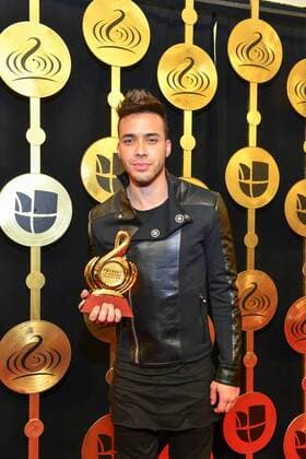 Prince Roy poses with his trophy at Lo Nuestro Latin Music Awards at the American Airlines Arena in Miami, Florida, Unied States, 23 February 2017. LO NUESTRO LATIN MUSIC AWARDS !ACHTUNG: NUR REDAKTIONELLE NUTZUNG!  Copyright: xGIORGIOxVIERAx MIA001 20170224-636235097979789782