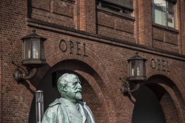 Adam Opel AG, Rüsselsheim, Bild x von x Rüsselsheim, (für LOK), 15.02.2017 Adam Opel AG, Rüsselsheim, im Bild: Adam Opel Statue vor dem Werk in der Marktstraße auf dem Bahnhofsvorplatz,