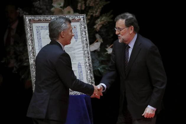 Argentine President, Mauricio Macri (L), receives the Nueva Economia Forum Award from Spanish Prime Minister, Mariano Rajoy (R), during the Nueva Economia Forum held at the Royal Theatre in Madrid, Spain, on 24 February 2017. Macri and his wife are on a four-day State visit to Spain in order to strengthen bilateral ties. Argentine President visits !ACHTUNG: NUR REDAKTIONELLE NUTZUNG!  Copyright: xJUANxCARLOSxHIDALGOx 20170224-636235443753900109