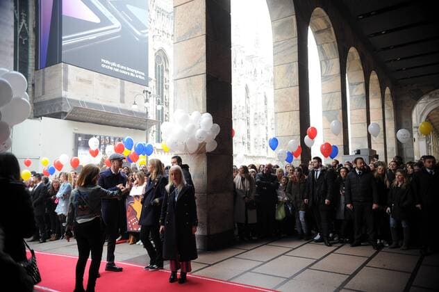 Milan, Gigi Hadid for Tommy Hilfiger meets fans in Rinascente The supermodel Gigi Hadid comes in Rinascente and meet fans. Supercortata 4 bodyguard and an impressive service of order, greets his fans in Tommy Hilfiger stand, which has produced a new fragrance for her,  Copyright: xMimmoxCarrierox xIPAx xMimmoxCarrierox
