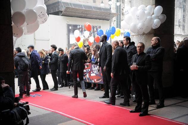 Milan, Gigi Hadid for Tommy Hilfiger meets fans in Rinascente The supermodel Gigi Hadid comes in Rinascente and meet fans. Supercortata 4 bodyguard and an impressive service of order, greets his fans in Tommy Hilfiger stand, which has produced a new fragrance for her,  Copyright: xMimmoxCarrierox xIPAx xMimmoxCarrierox