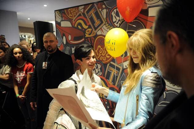 Milan, Gigi Hadid for Tommy Hilfiger meets fans in Rinascente The supermodel Gigi Hadid comes in Rinascente and meet fans. Supercortata 4 bodyguard and an impressive service of order, greets his fans in Tommy Hilfiger stand, which has produced a new fragrance for her,  Copyright: xMimmoxCarrierox xIPAx xMimmoxCarrierox
