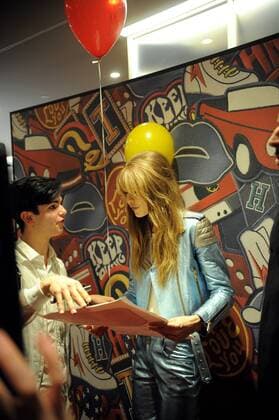 Milan, Gigi Hadid for Tommy Hilfiger meets fans in Rinascente The supermodel Gigi Hadid comes in Rinascente and meet fans. Supercortata 4 bodyguard and an impressive service of order, greets his fans in Tommy Hilfiger stand, which has produced a new fragrance for her,  Copyright: xMimmoxCarrierox xIPAx xMimmoxCarrierox