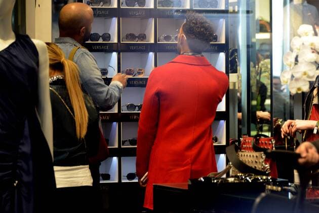 Mailand Fashion Week - Lewis Hamilton Milan, Lewis Hamilton, shopping in the showroom Versace Via Montenapoleone.  Copyright: xSimonexComix xIPAx xSimonexComix