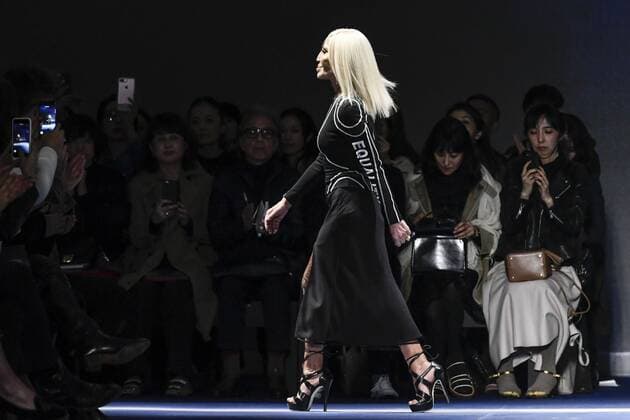 Bilder des Tages Milan woman s Fashion Week Fall Winter 2017 2018. Milano Moda donna , autunno inverno 2017 2018 . Versace fashion show Pictured: Donatella Versace  Copyright: xRiccardoxGiordanoxSickix xIPAx xFotosickix