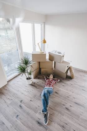 IMAGO Creative: Internationaler Frauenmonat, Gesundheit, Frauen in der Menopause Mature woman moving house, lying on floor, thinking model released Symbolfoto property released  JOSF00522