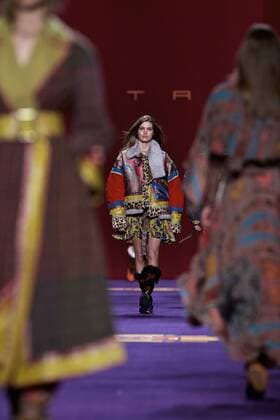 (170225) -- MILAN, Feb. 25, 2017 -- A model presents a creation for fashion house Etro during Milan Fashion Week Fall Winter 2017 2018 on Feb. 24, 2017, in Milan, Italy. ) ITALY-MILAN-FASHION WEEK-ETRO JinxYu 