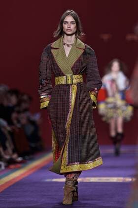 (170225) -- MILAN, Feb. 25, 2017 -- A model presents a creation for fashion house Etro during Milan Fashion Week Fall Winter 2017 2018 on Feb. 24, 2017, in Milan, Italy. ) ITALY-MILAN-FASHION WEEK-ETRO JinxYu 
