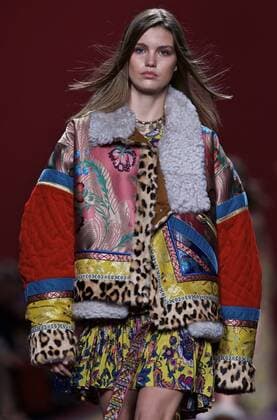 (170225) -- MILAN, Feb. 25, 2017 -- A model presents a creation for fashion house Etro during Milan Fashion Week Fall Winter 2017 2018 on Feb. 24, 2017, in Milan, Italy. ) (yk) ITALY-MILAN-FASHION WEEK-ETRO JinxYu 