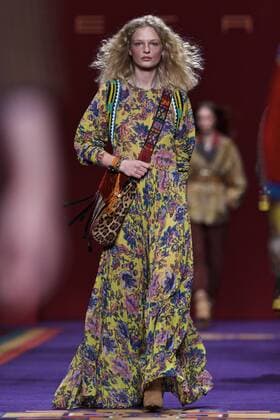 (170225) -- MILAN, Feb. 25, 2017 -- A model presents a creation for fashion house Etro during Milan Fashion Week Fall Winter 2017 2018 on Feb. 24, 2017, in Milan, Italy. ) (yk) ITALY-MILAN-FASHION WEEK-ETRO JinxYu 